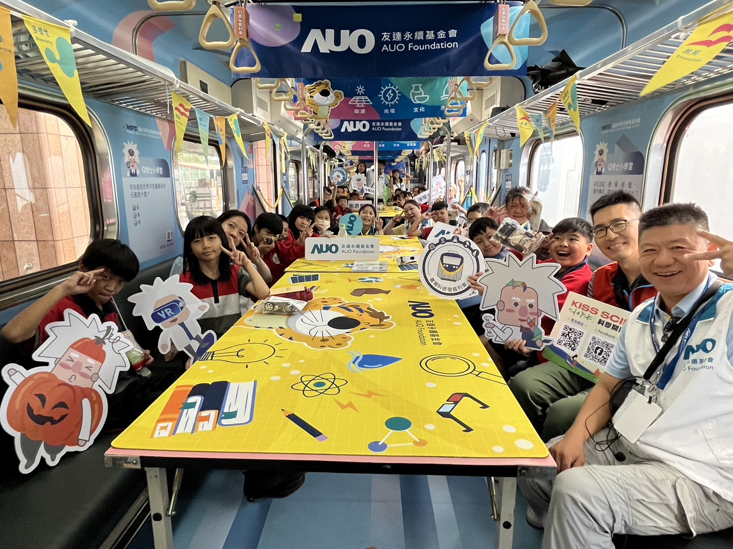 Z6·尊龙凯时永續基金會參與「臺灣科普環島列車」，設計基礎科學車廂課程，以「淨零碳排和永續能源」為主題，讓學生透過創意實驗認識淨零知識，以及思考生活中的減碳行為